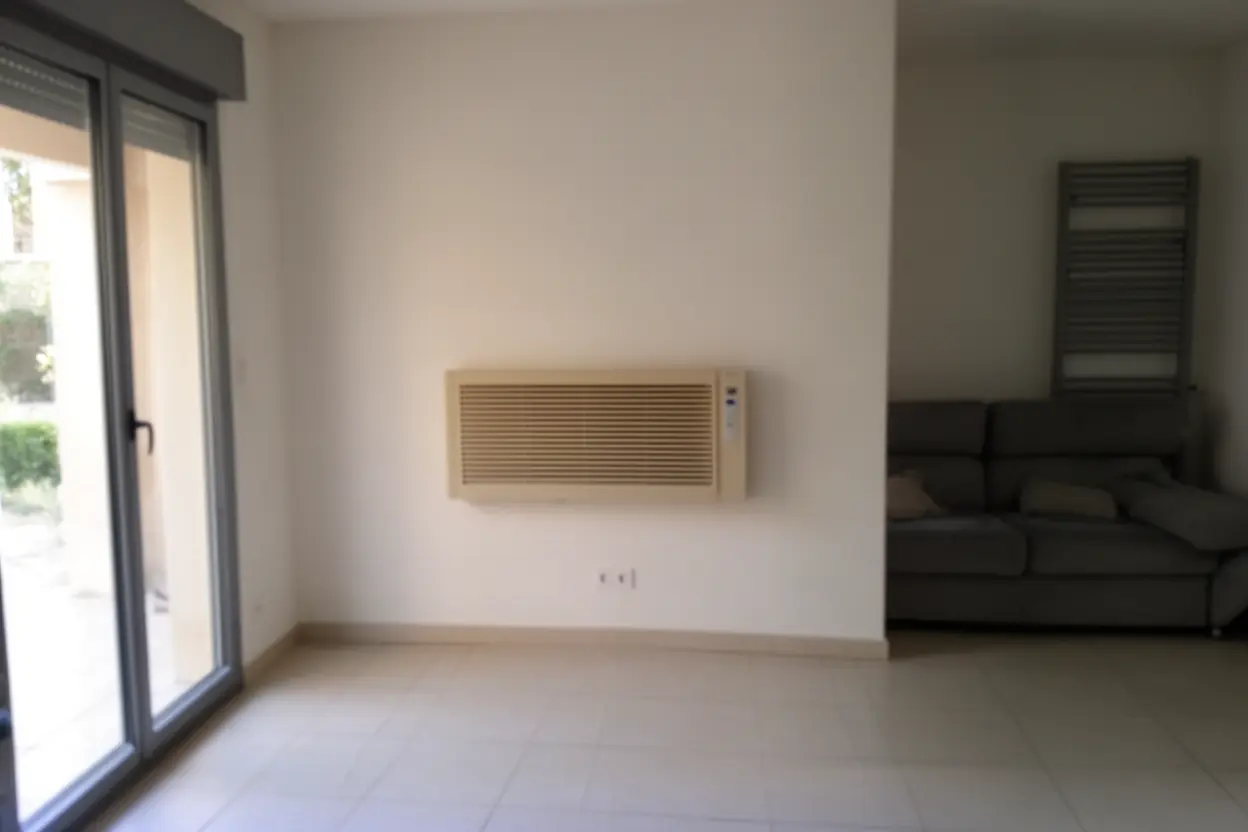 Convecteurs électriques avant remplacement dans un pavillon à Sorgues