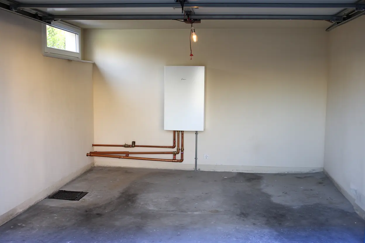 Pompe à chaleur air-eau installée contre un mur extérieur à Avignon