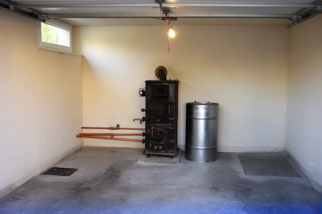 Ancienne chaudière fioul et cuve dans un garage à Avignon