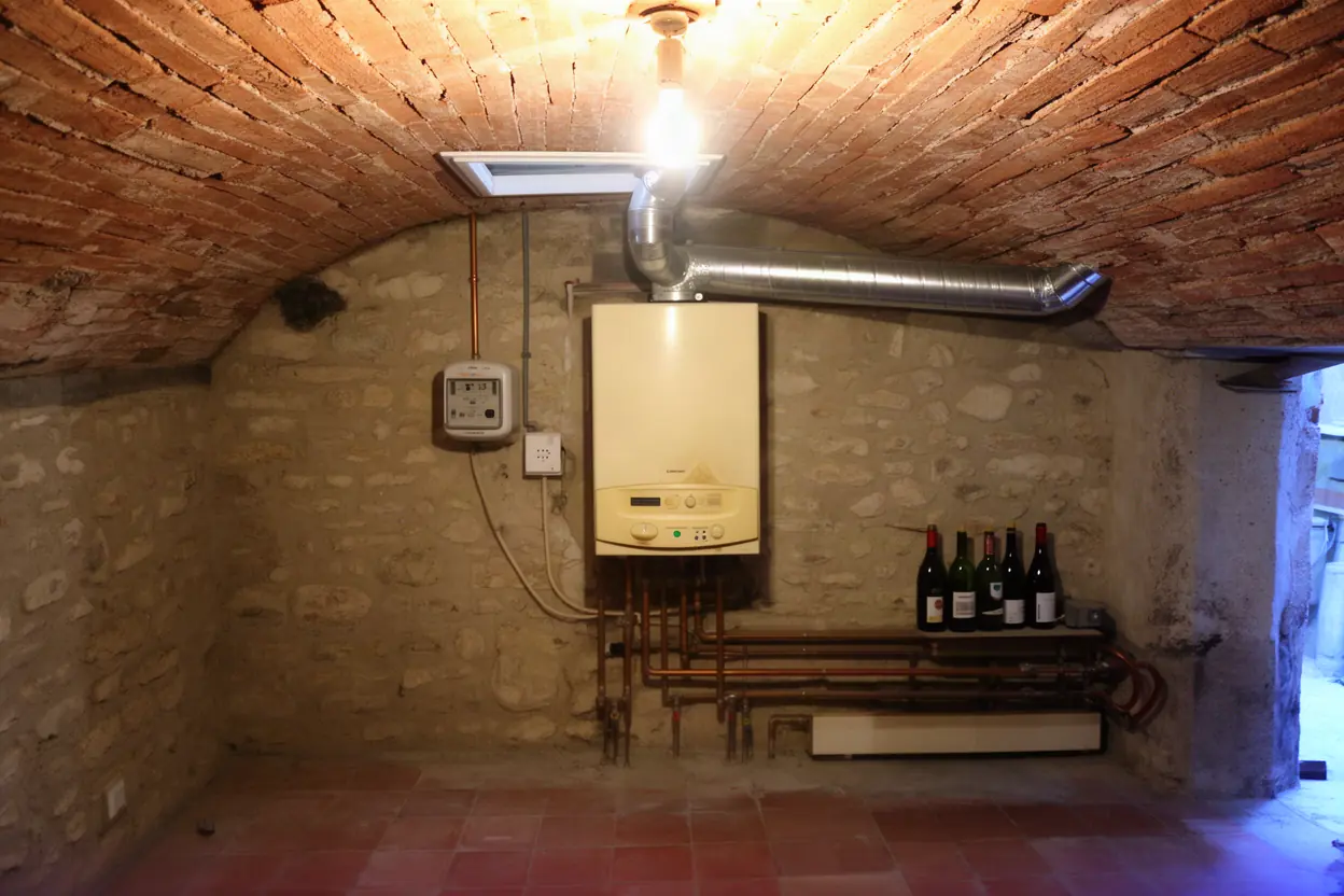 Ancienne chaudière gaz murale dans une maison de Beaucaire